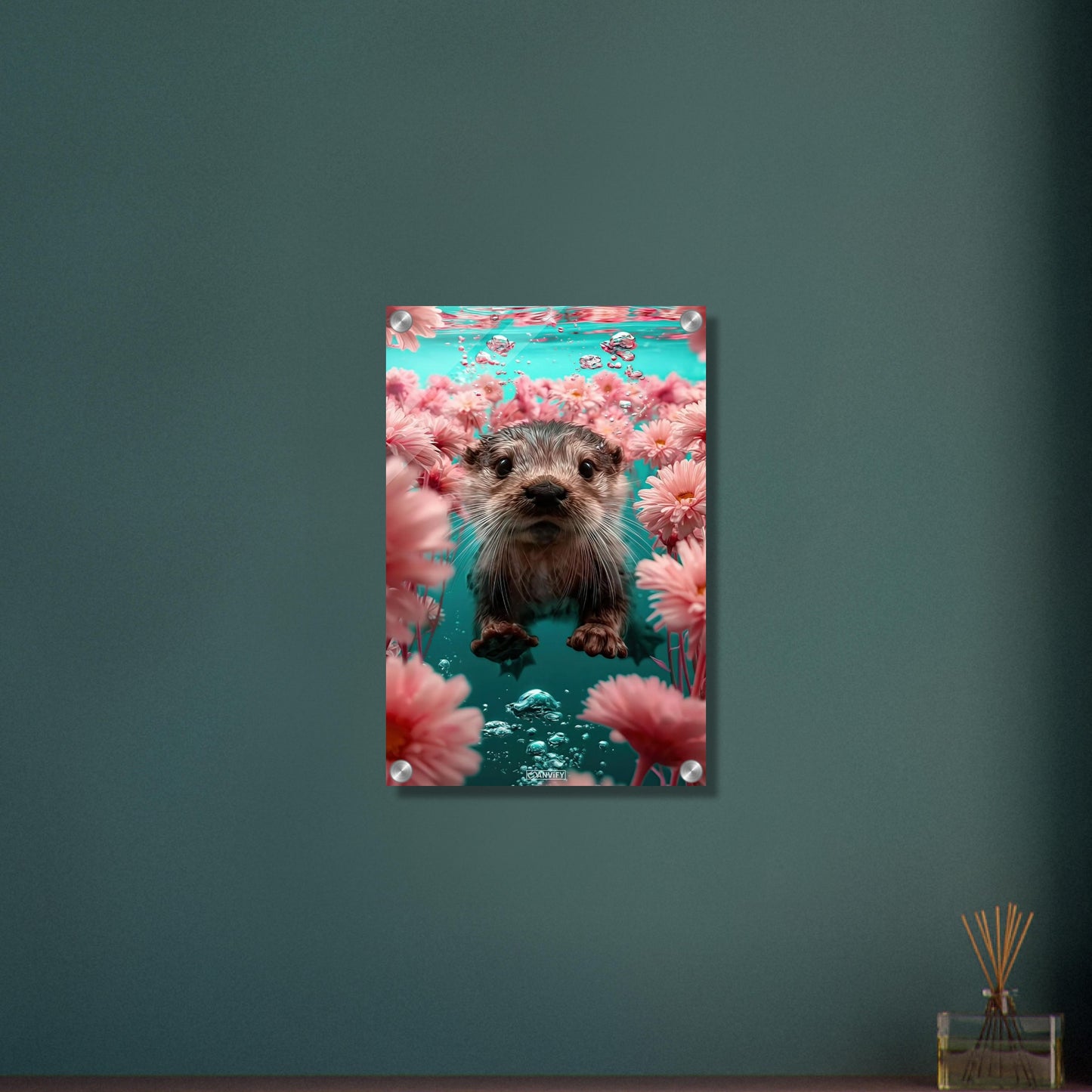 Süßes Baby-Otter unter Wasser mit Blumen auf einem Acrylbild