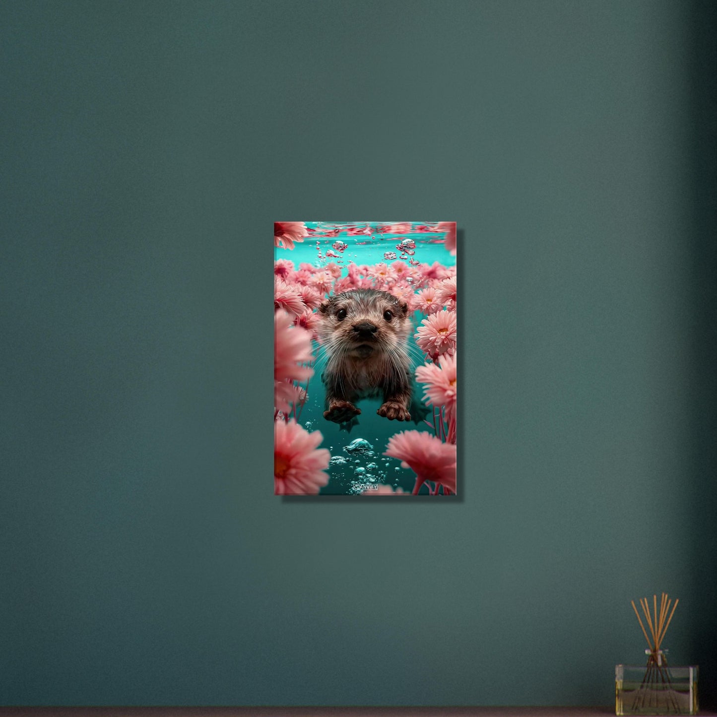 Süßes Baby-Otter unter Wasser mit Blumen auf einer Leinwand