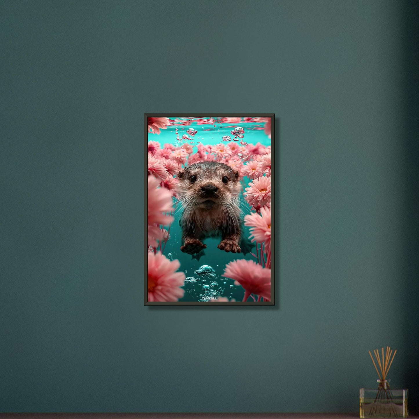 Süßes Baby-Otter unter Wasser mit Blumen auf einem Poster im Metallrahmen