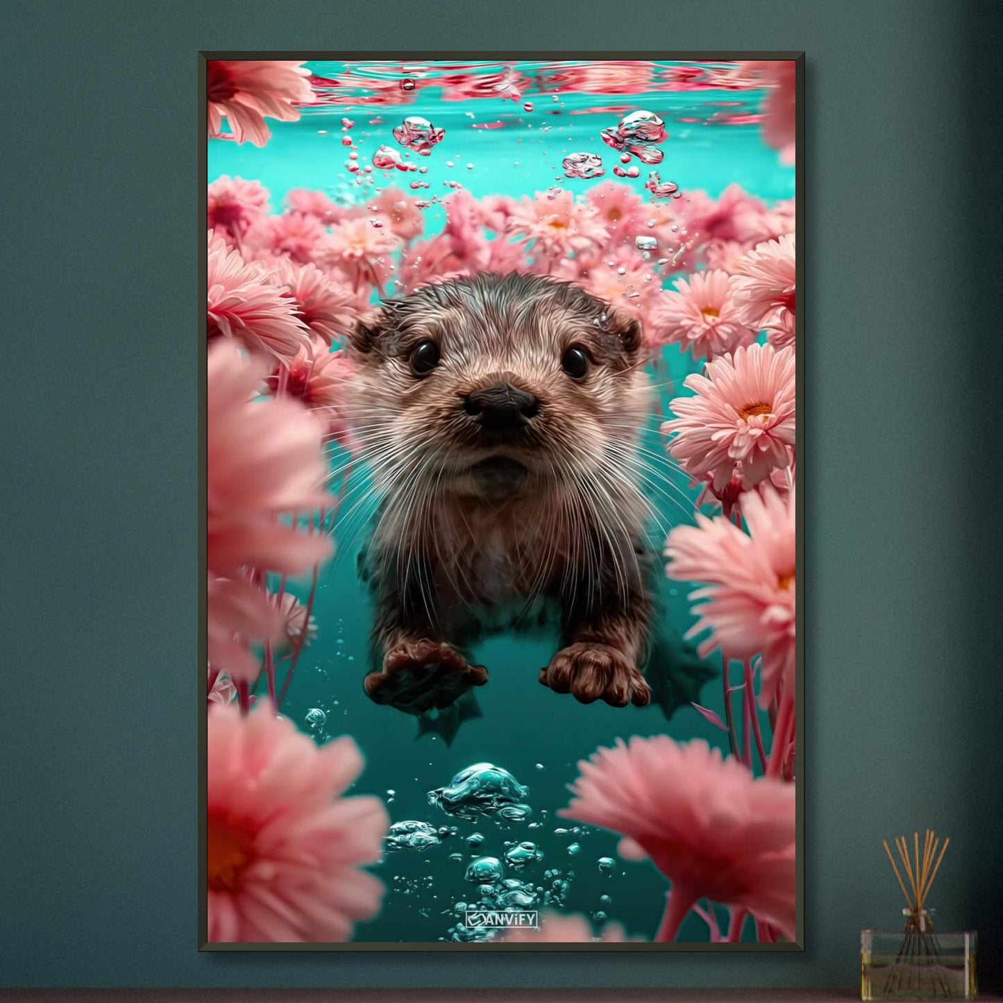 Süßes Baby-Otter unter Wasser mit Blumen auf einem Poster im Metallrahmen