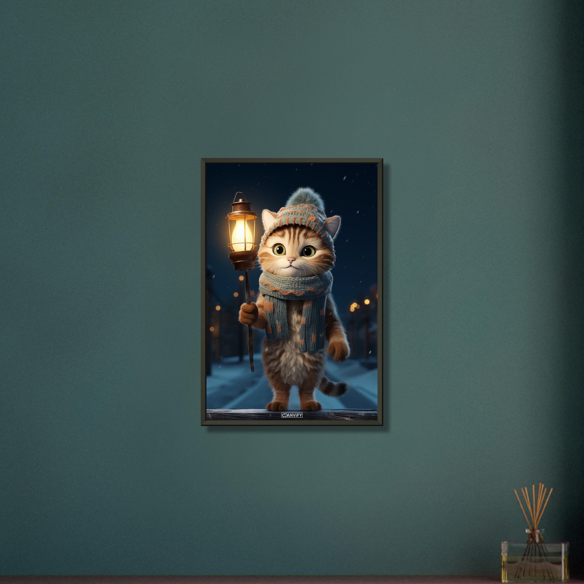 Katze mit Mütze, Schal und einer Laterne in der Hand in einer Winternacht im Schnee auf einem Poster im Metallrahmen