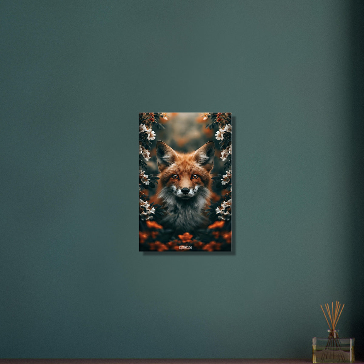 Süßer Fuchs zwischen den Blumen auf einer Leinwand