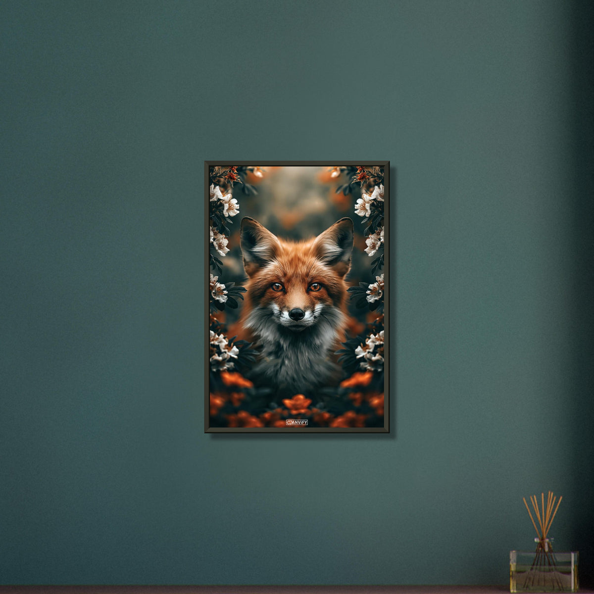 Süßer Fuchs zwischen den Blumen auf einem Poster im Metallrahmen