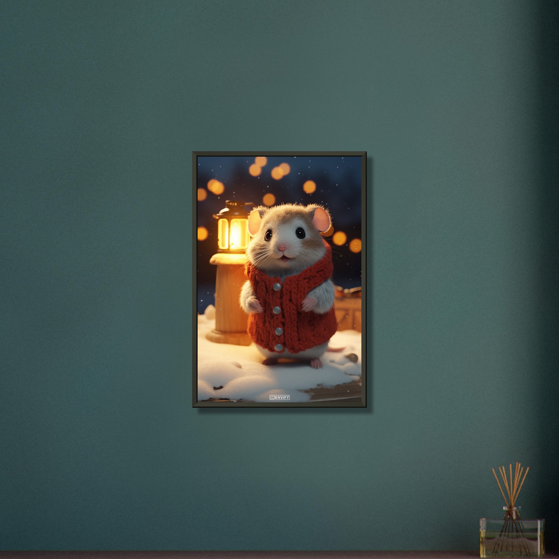 Hamster mit Weste und einer Laterne in einer Winternacht im Schnee auf einem Poster im Metallrahmen