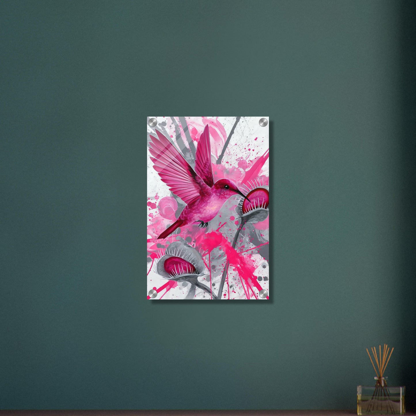 Pinker Kolibri über Karnivoren auf einem Acrylbild