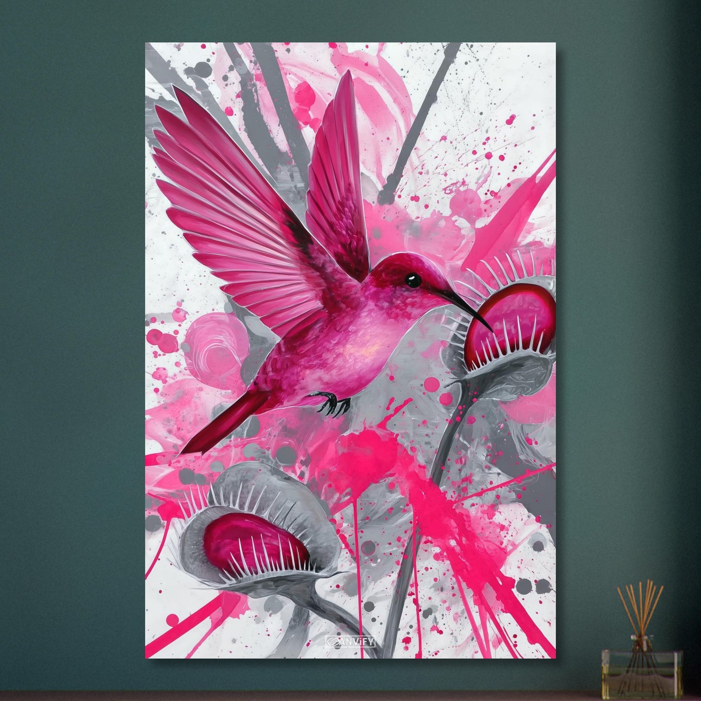 Pinker Kolibri über Karnivoren auf Aluminium