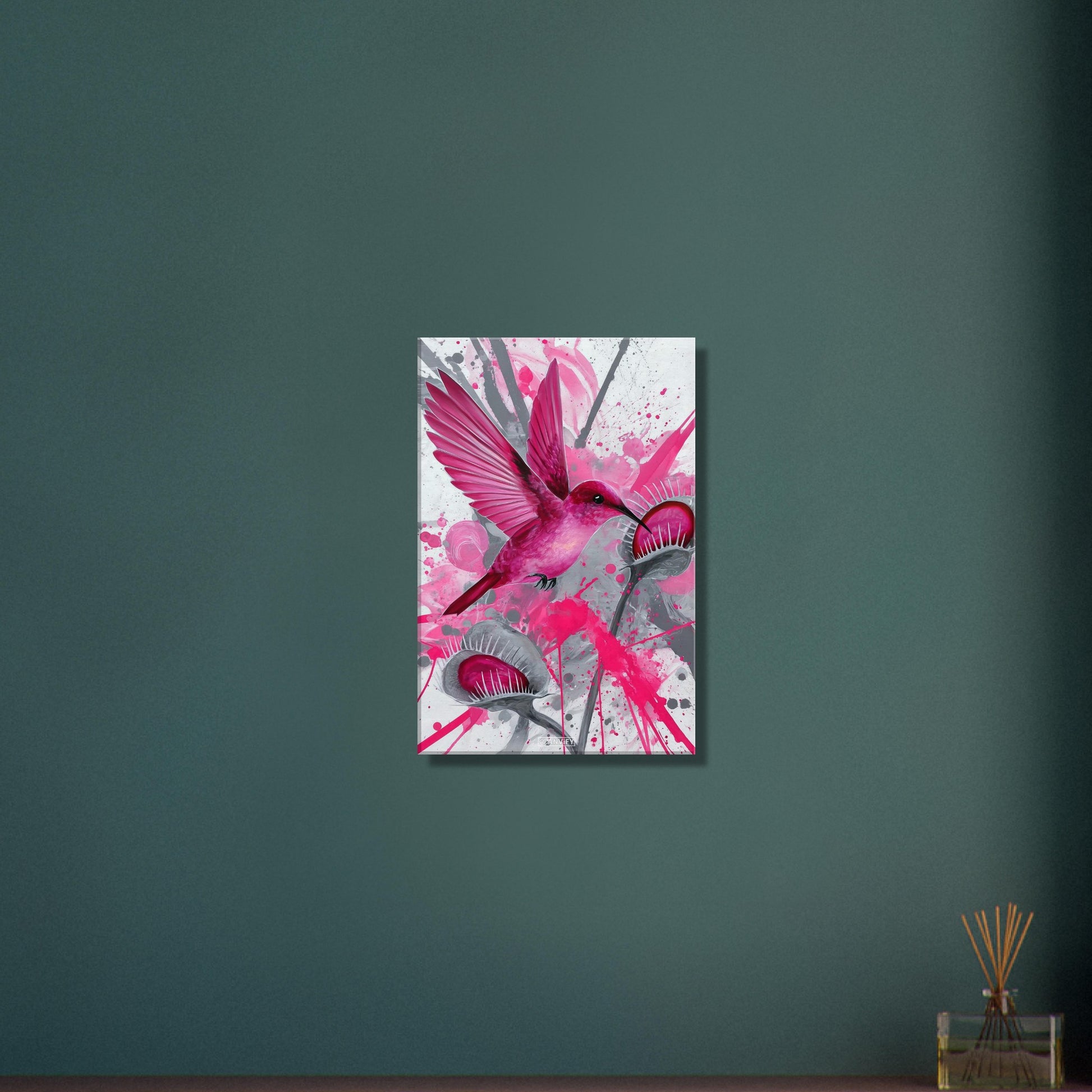 Pinker Kolibri über Karnivoren auf einer Leinwand
