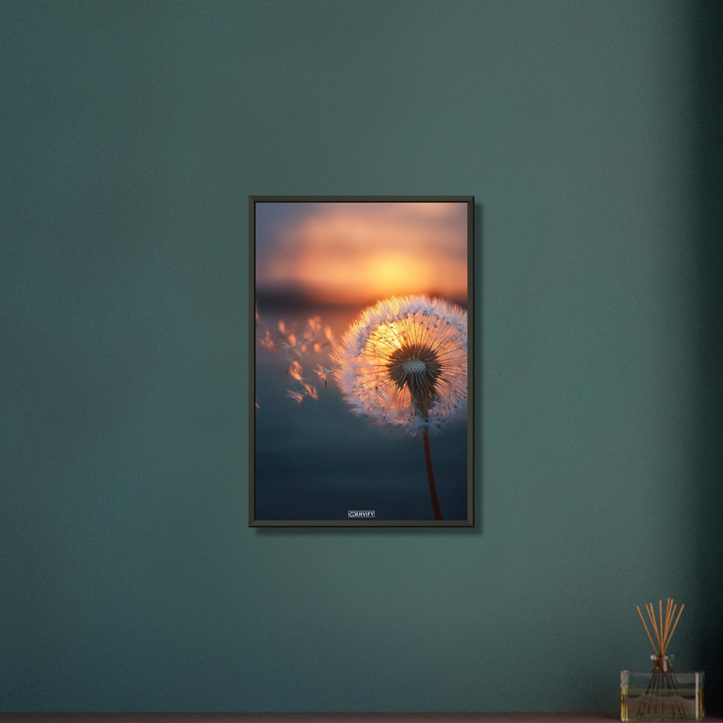 Pusteblume bei goldenem Sonnenuntergang auf einem Poster im Metallrahmen