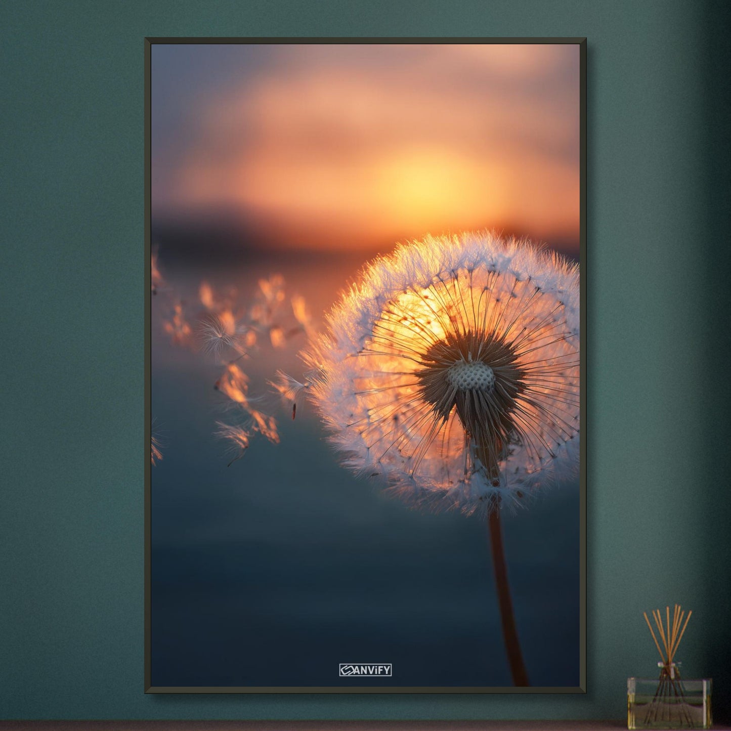 Pusteblume bei goldenem Sonnenuntergang auf einem Poster im Metallrahmen