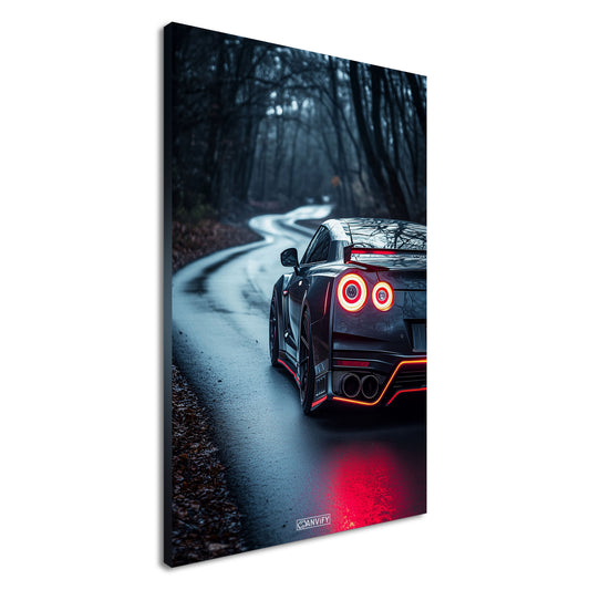 Nissan GT-R oder auch Godzilla genannt in grauer Farbe im Wald auf einer Leinwand