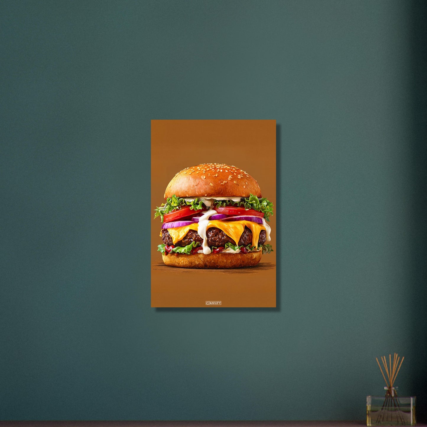 Saftiger Cheeseburger mit Mayonnaise und Rindsfleisch auf Aluminium
