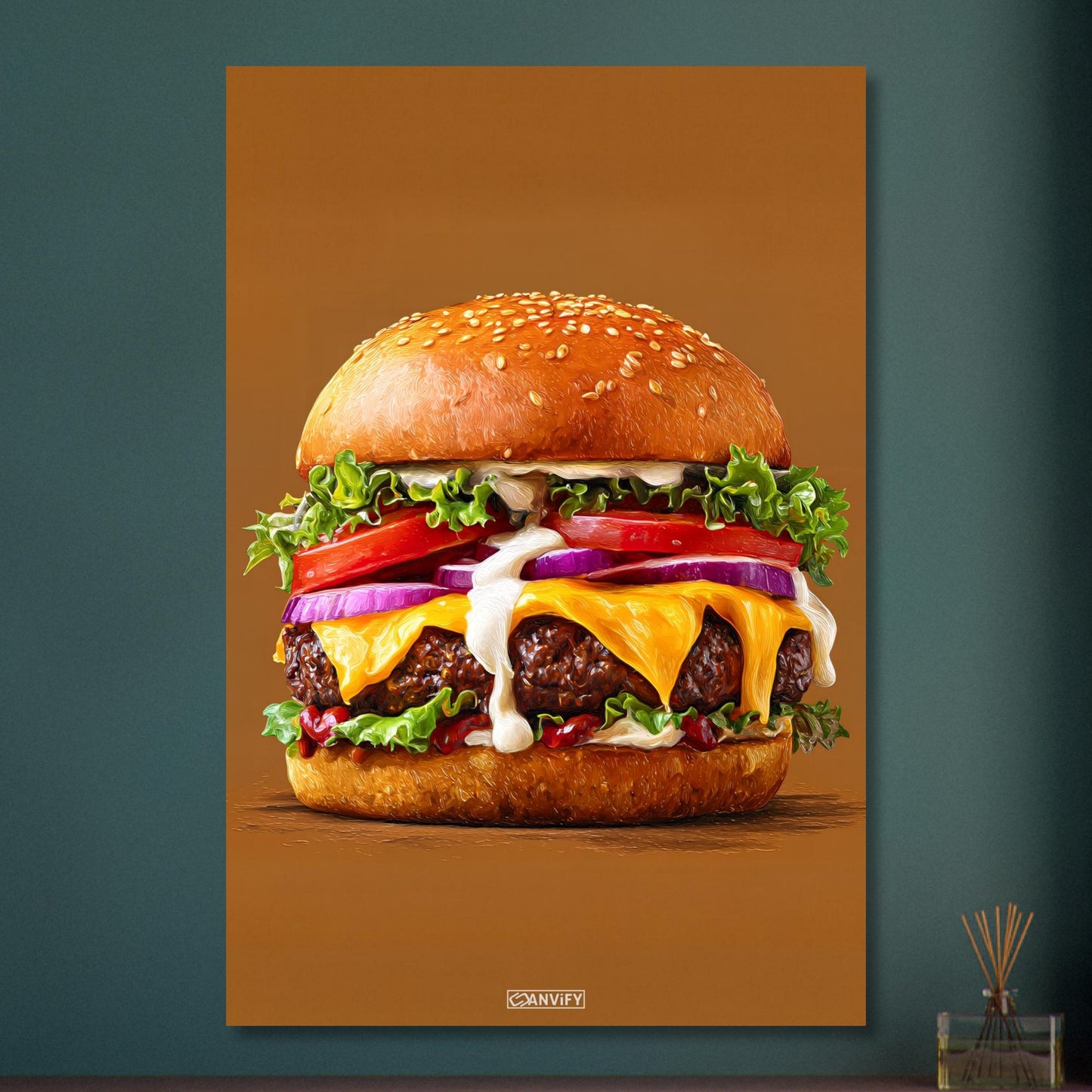 Saftiger Cheeseburger mit Mayonnaise und Rindsfleisch auf Aluminium