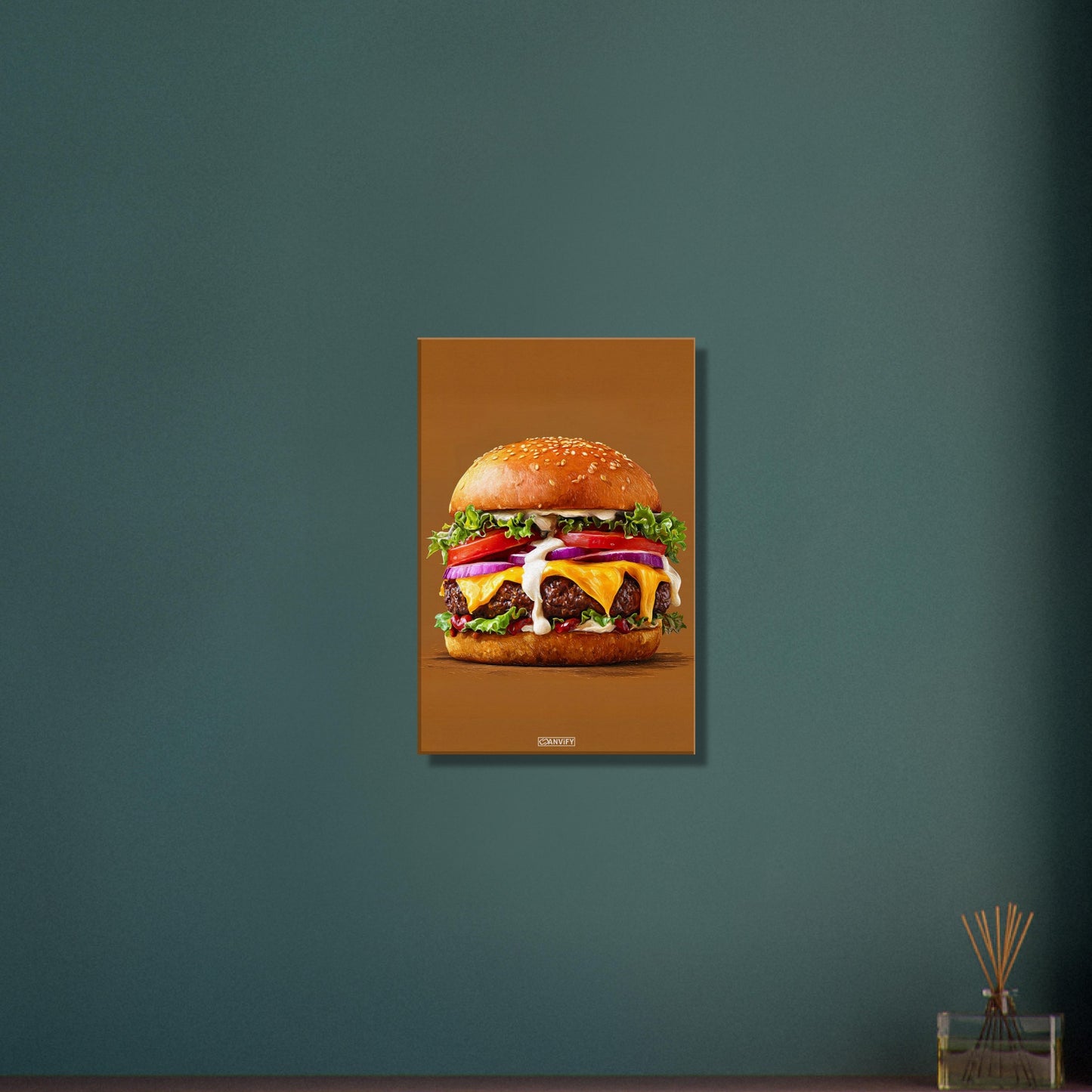 Saftiger Cheeseburger mit Mayonnaise und Rindsfleisch auf einer Leinwand
