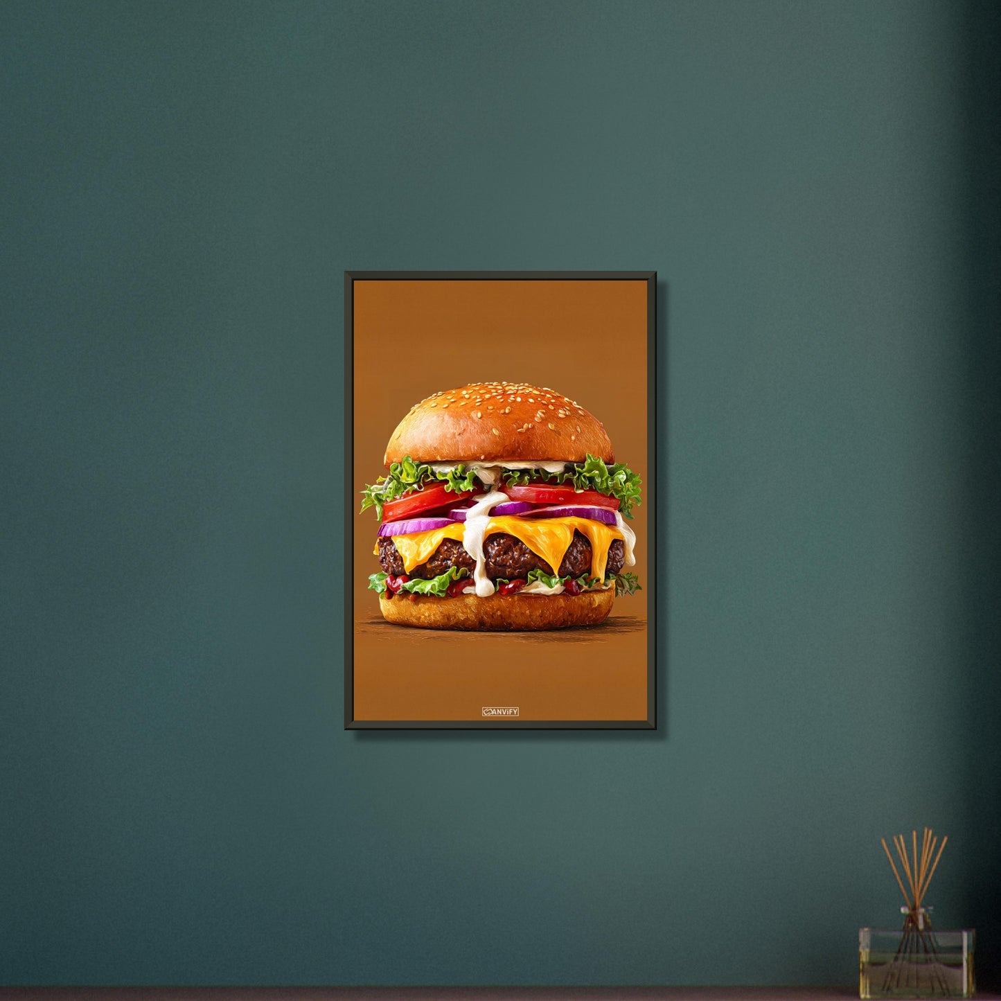Saftiger Cheeseburger mit Mayonnaise und Rindsfleisch auf einem Poster im Metallrahmen