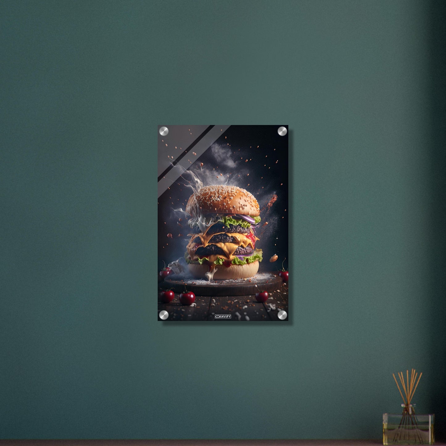 Saftig köstlicher Rindfleischburger mit Käse und Salat auf einem Acrylbild