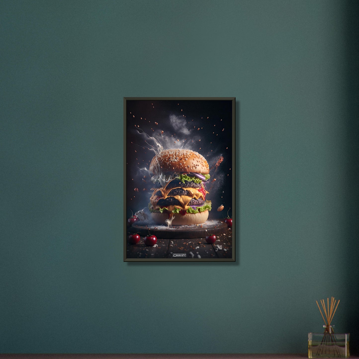 Saftig köstlicher Rindfleischburger mit Käse und Salat auf einem Poster im Metallrahmen