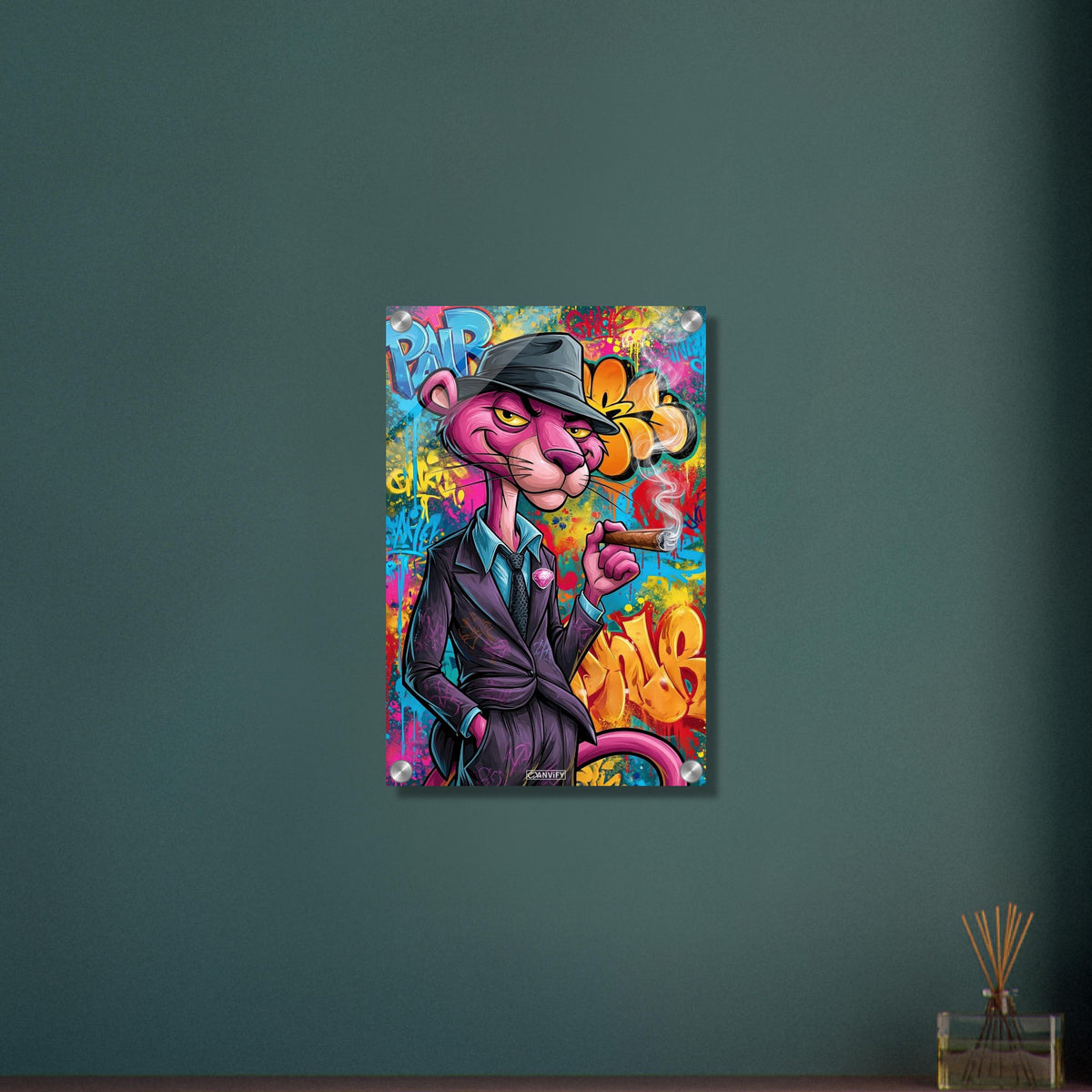 Pink Panther im Look eines Detektivs raucht eine Zigarre im Pop Art Stil auf einem Acrylbild