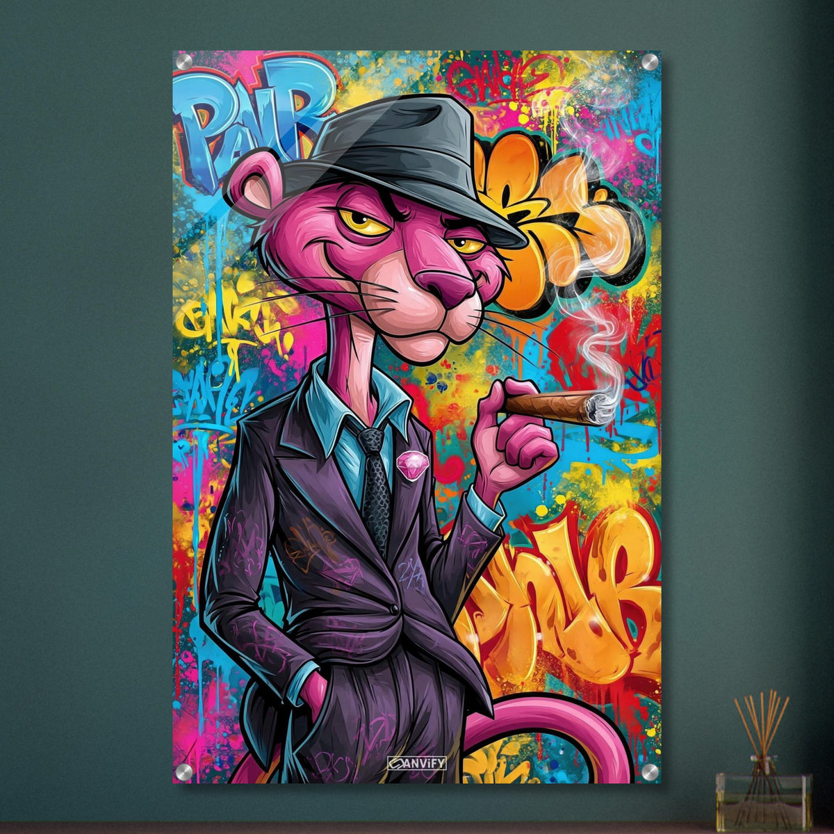 Pink Panther im Look eines Detektivs raucht eine Zigarre im Pop Art Stil auf einem Acrylbild