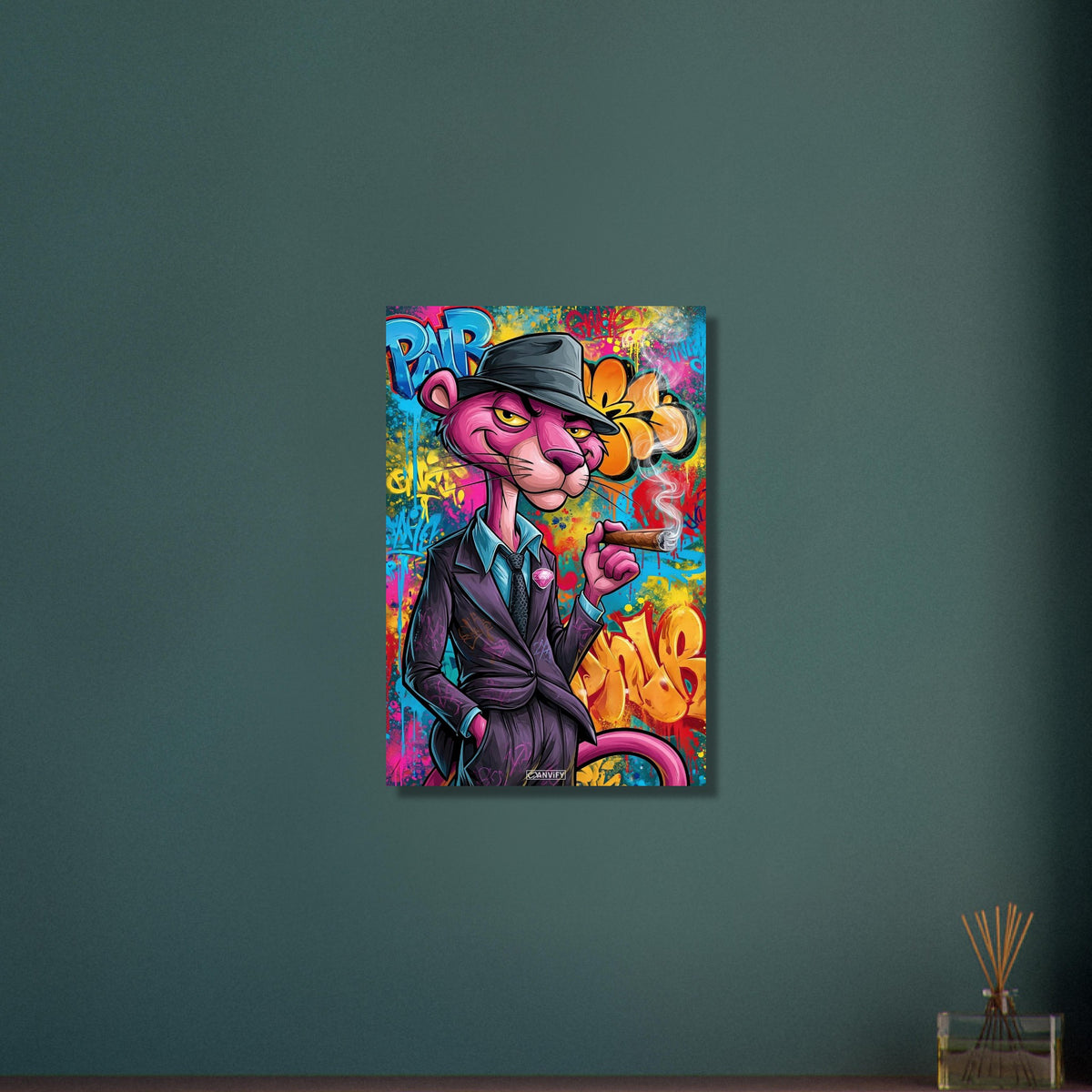 Pink Panther im Look eines Detektivs raucht eine Zigarre im Pop Art Stil auf Aluminium