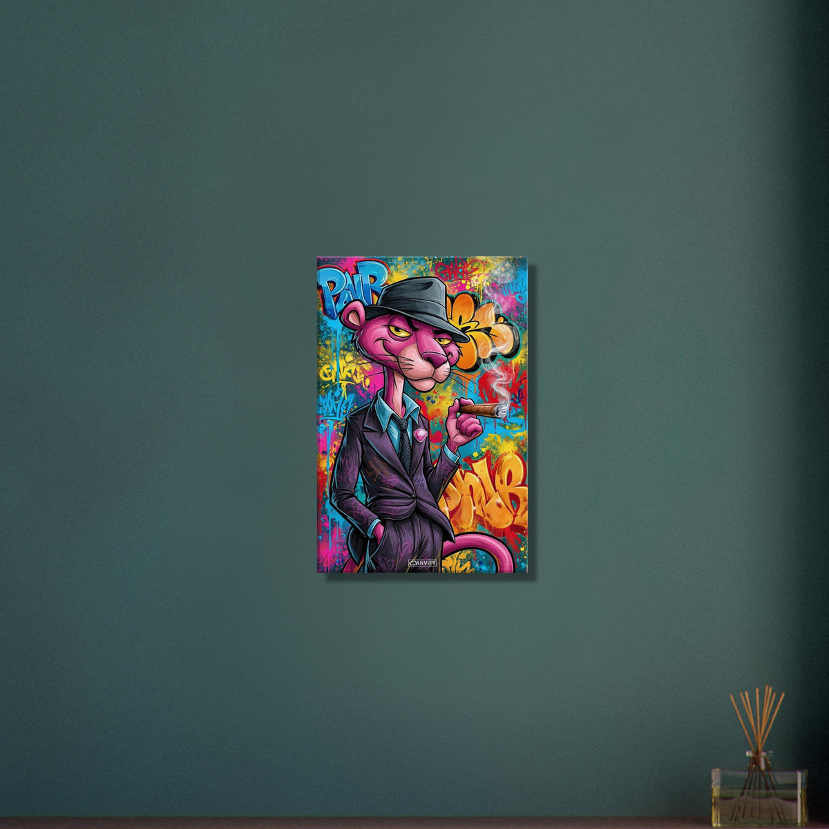 Pink Panther im Look eines Detektivs raucht eine Zigarre im Pop Art Stil auf einer Leinwand