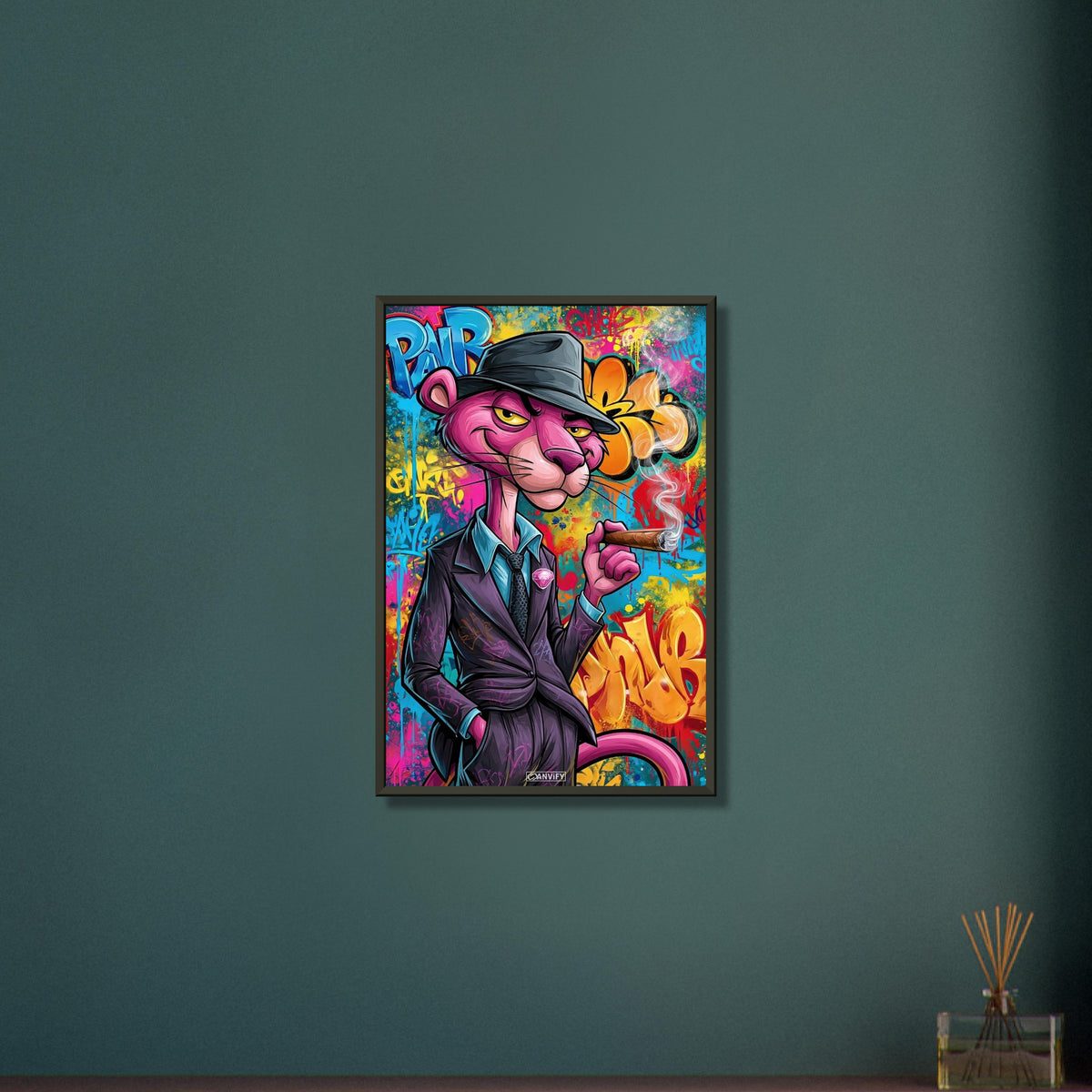 Pink Panther im Look eines Detektivs raucht eine Zigarre im Pop Art Stil auf einem Poster im Metallrahmen