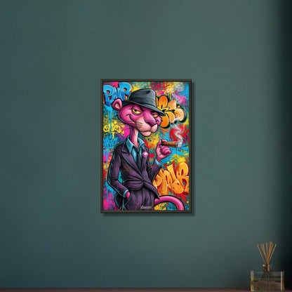Pink Panther im Look eines Detektivs raucht eine Zigarre im Pop Art Stil auf einem Poster im Metallrahmen