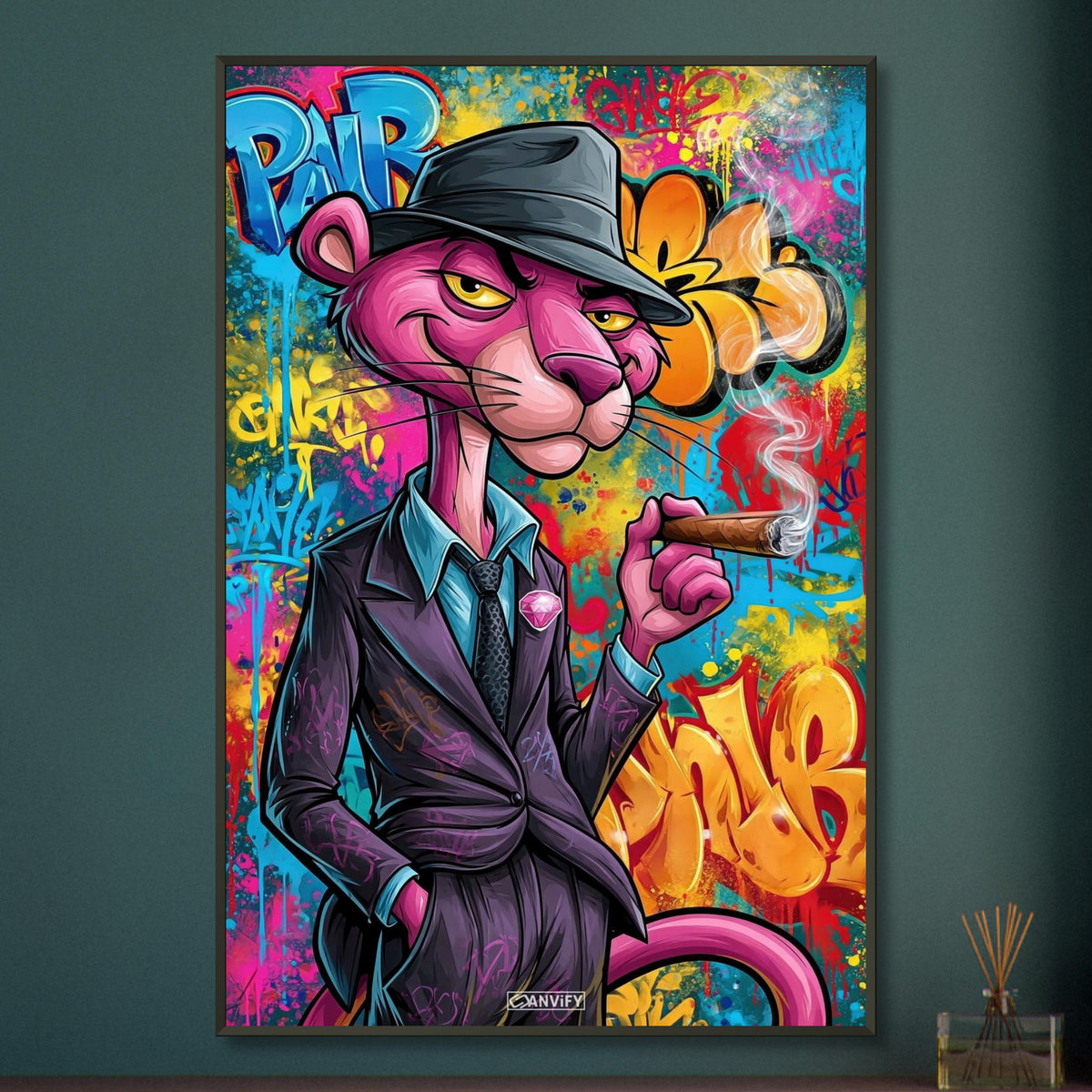 Pink Panther im Look eines Detektivs raucht eine Zigarre im Pop Art Stil auf einem Poster im Metallrahmen