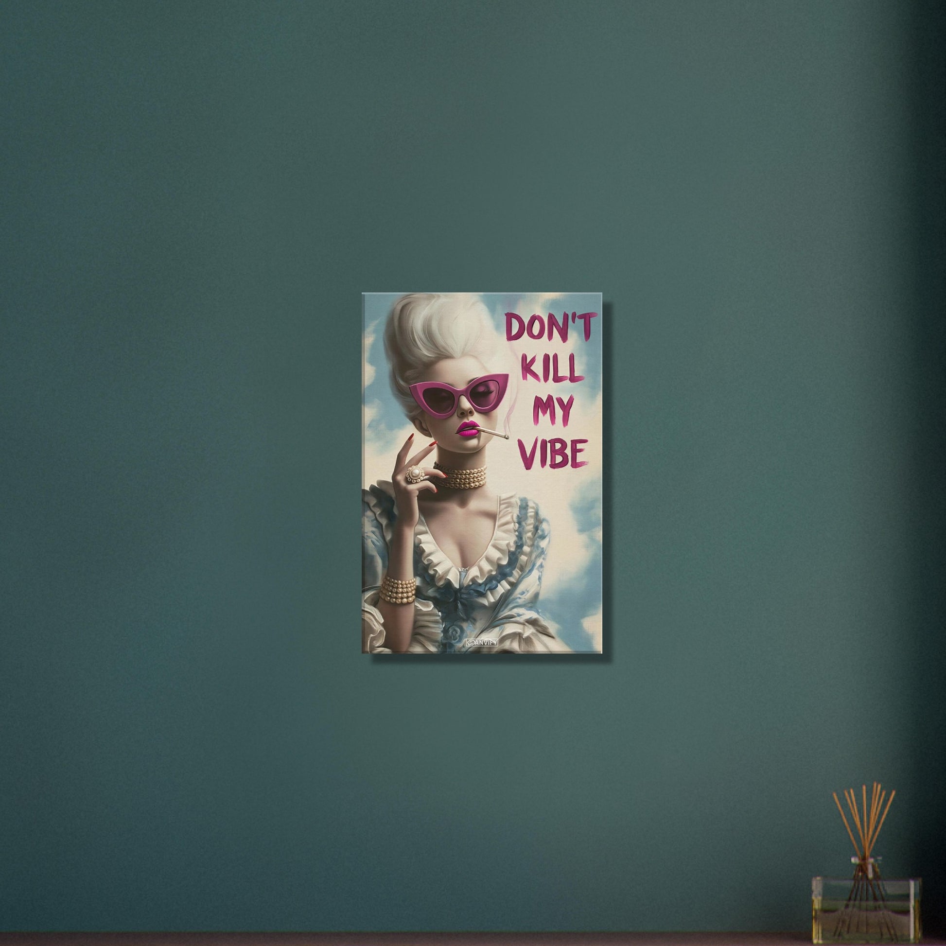 Prinzessin mit Zigarette und einem Spruch "Don't Kill My Vibe" auf einer Leinwand
