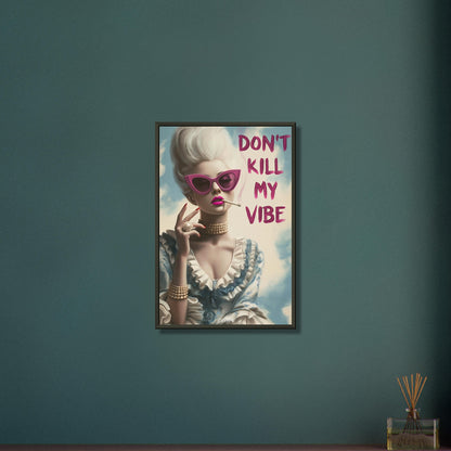 Prinzessin mit Zigarette und einem Spruch "Don't Kill My Vibe" auf einem Poster im Metallrahmen