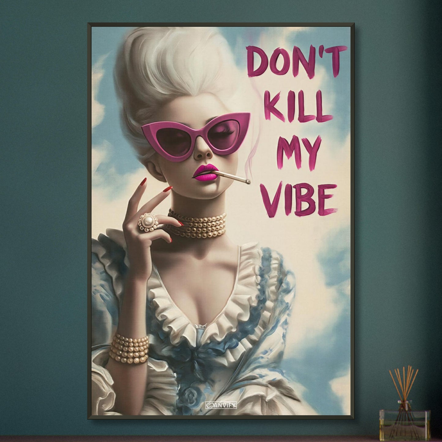 Prinzessin mit Zigarette und einem Spruch "Don't Kill My Vibe" auf einem Poster im Metallrahmen