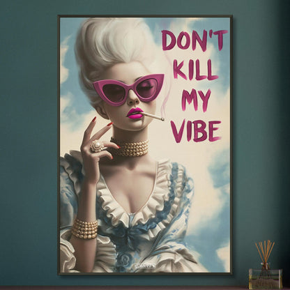 Prinzessin mit Zigarette und einem Spruch "Don't Kill My Vibe" auf einem Poster im Metallrahmen