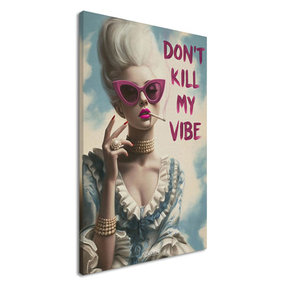 Prinzessin mit Zigarette und einem Spruch "Don't Kill My Vibe" auf einer Leinwand
