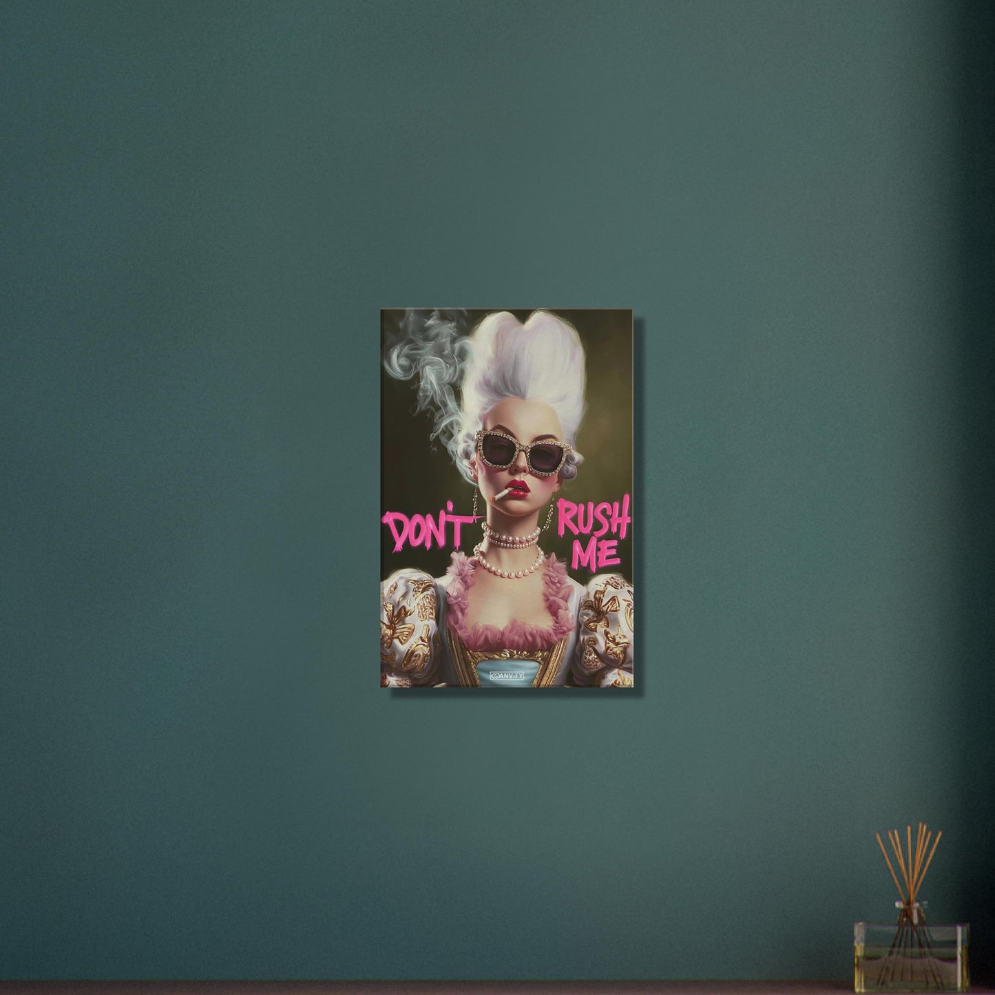 Prinzessin mit einer Zigarette und einem Spruch "Don't Rush Me" auf einer Leinwand