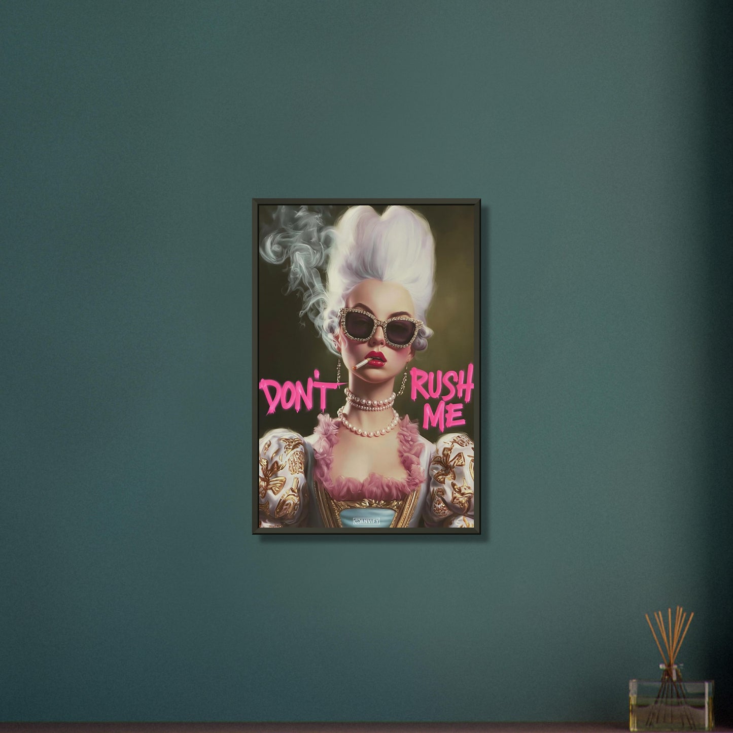 Prinzessin mit einer Zigarette und einem Spruch "Don't Rush Me" auf einem Poster im Metallrahmen