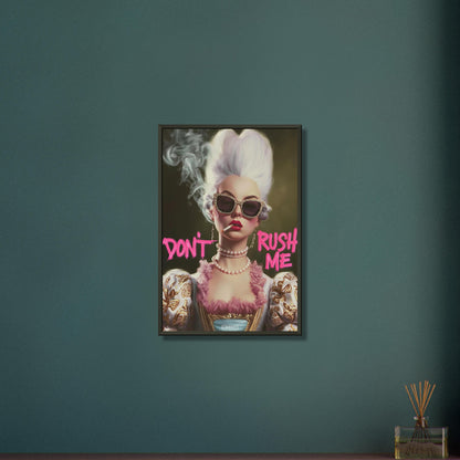 Prinzessin mit einer Zigarette und einem Spruch "Don't Rush Me" auf einem Poster im Metallrahmen