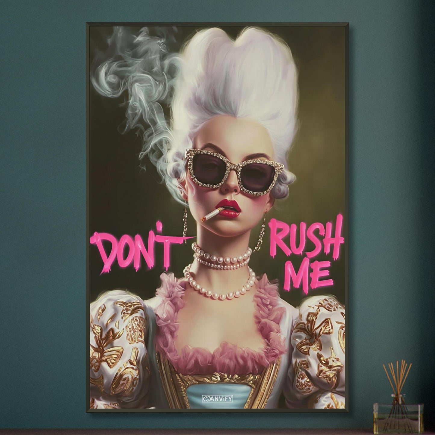 Prinzessin mit einer Zigarette und einem Spruch "Don't Rush Me" auf einem Poster im Metallrahmen