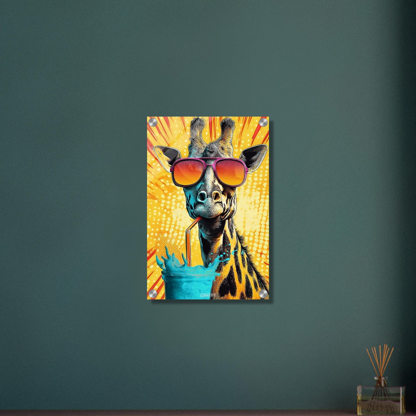 Coole Giraffe mit Sonnenbrille trinkt mit Strohhalm aus einem Wasserglas im Pop Art Stil auf einem Acrylbild