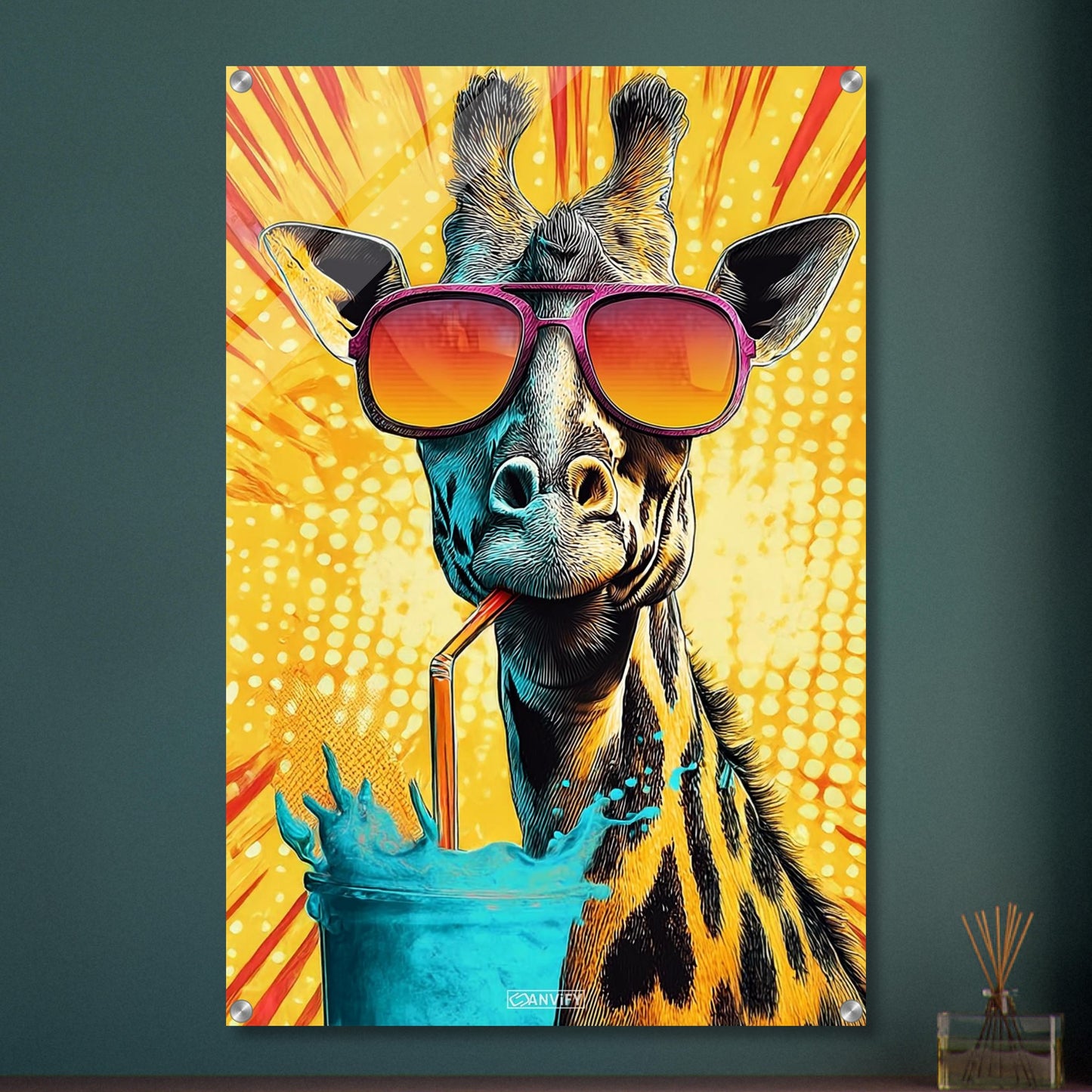 Coole Giraffe mit Sonnenbrille trinkt mit Strohhalm aus einem Wasserglas im Pop Art Stil auf einem Acrylbild