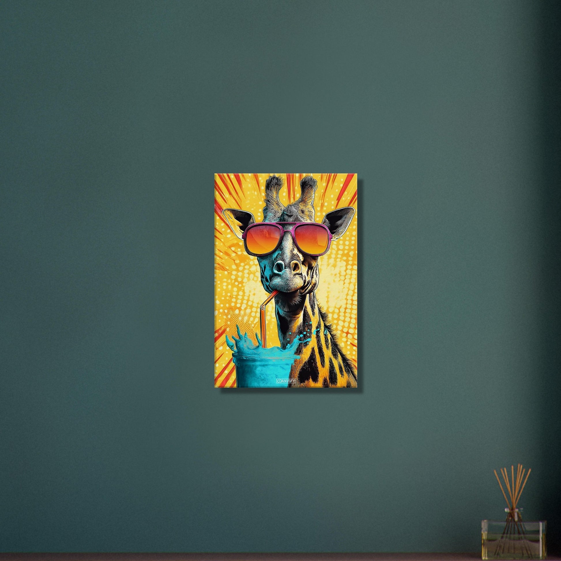 Coole Giraffe mit Sonnenbrille trinkt mit Strohhalm aus einem Wasserglas im Pop Art Stil auf einer Leinwand