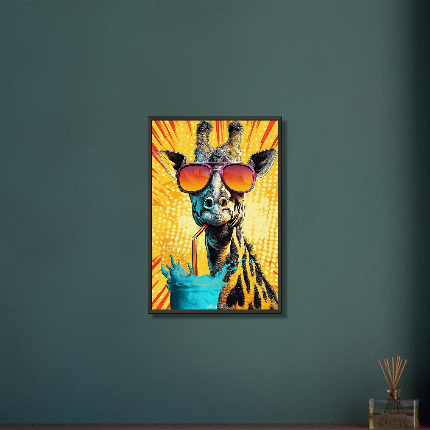 Coole Giraffe mit Sonnenbrille trinkt mit Strohhalm aus einem Wasserglas im Pop Art Stil auf einem Poster im Metallrahmen