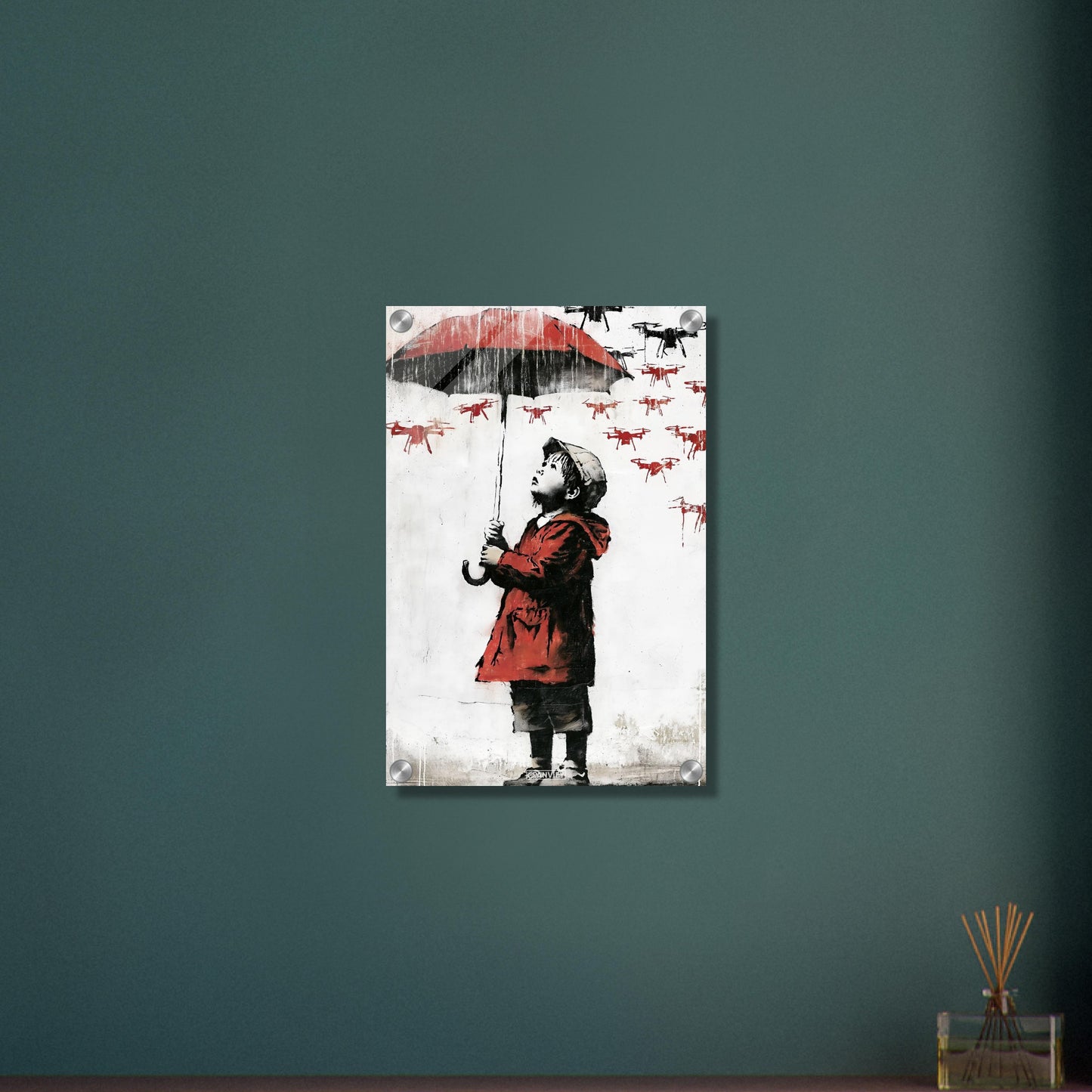 Junge im Banksy Stil mit rotem Regenschirm und Regenjacke im Regen voller Dronen auf einem Acrylbild