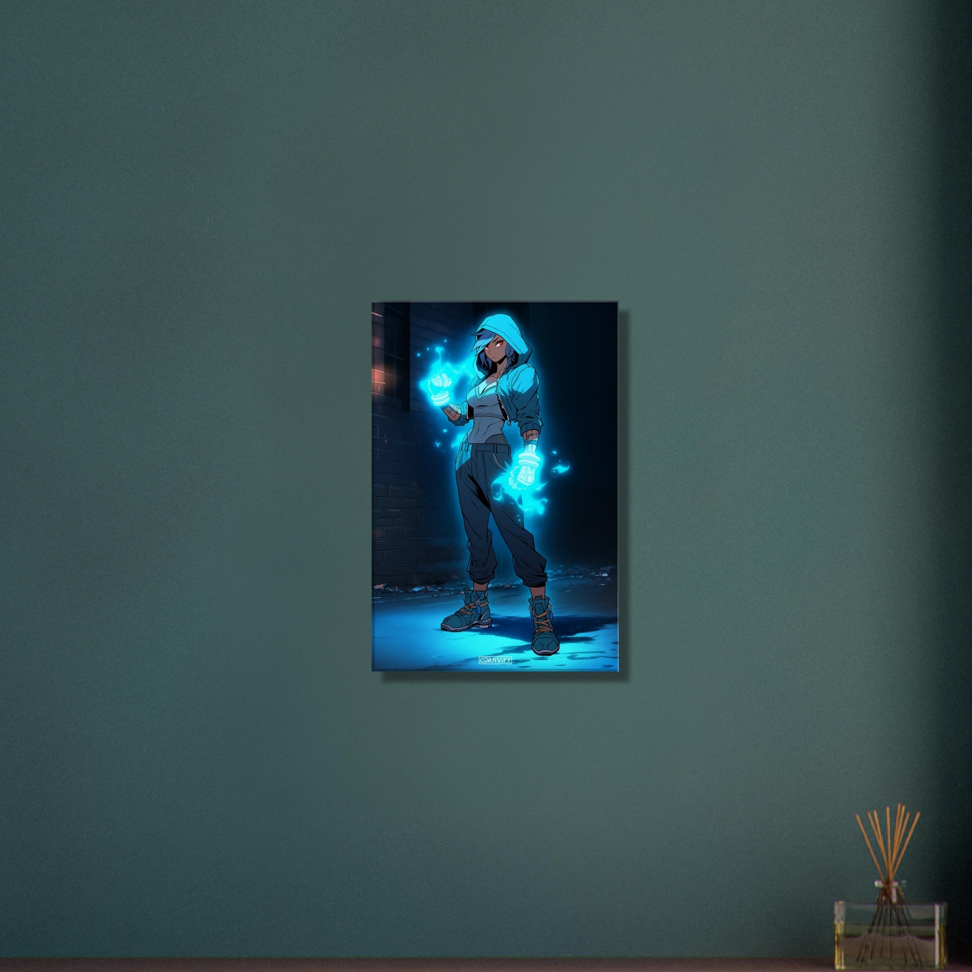 Weibliche Actionfigur mit elektrischen Fäusten auf einer Leinwand