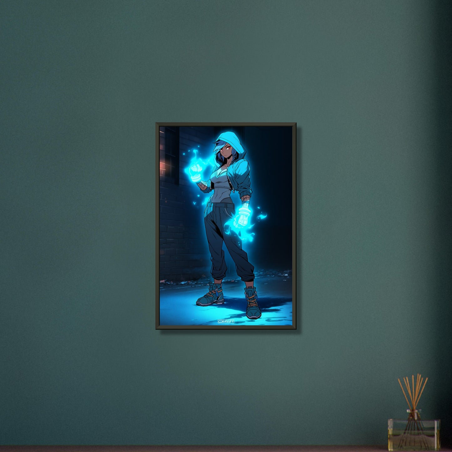 Weibliche Actionfigur mit elektrischen Fäusten auf einem Poster im Metallrahmen