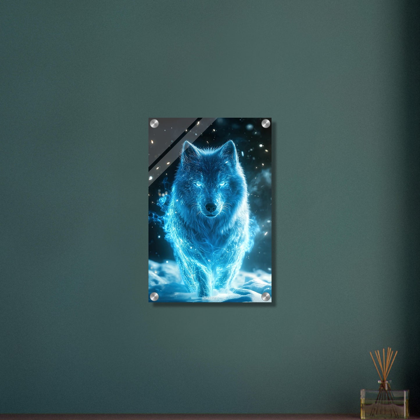 Weißwolf oder Arktischer Wolf genannt in blauer Farbe und elektrisch aufgeladen im Schnee auf einem Acrylbild