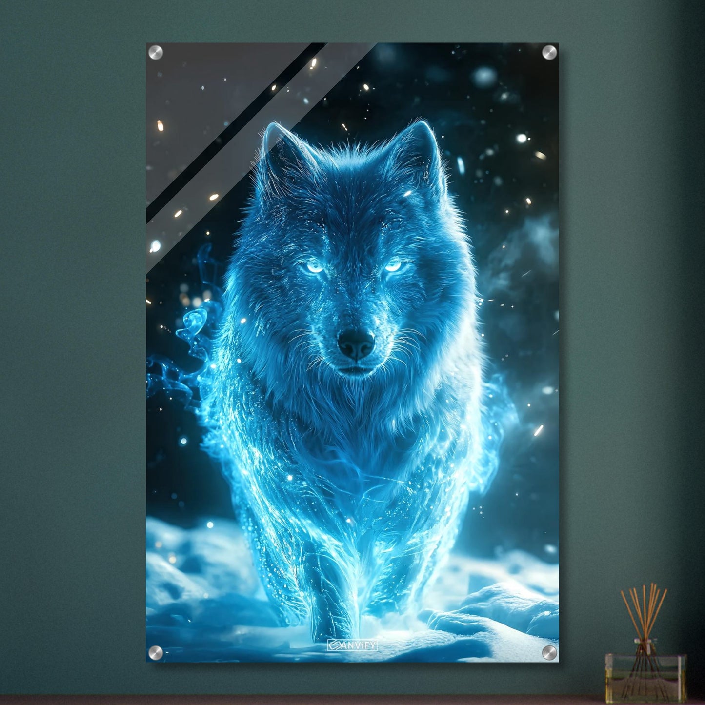 Weißwolf oder Arktischer Wolf genannt in blauer Farbe und elektrisch aufgeladen im Schnee auf einem Acrylbild
