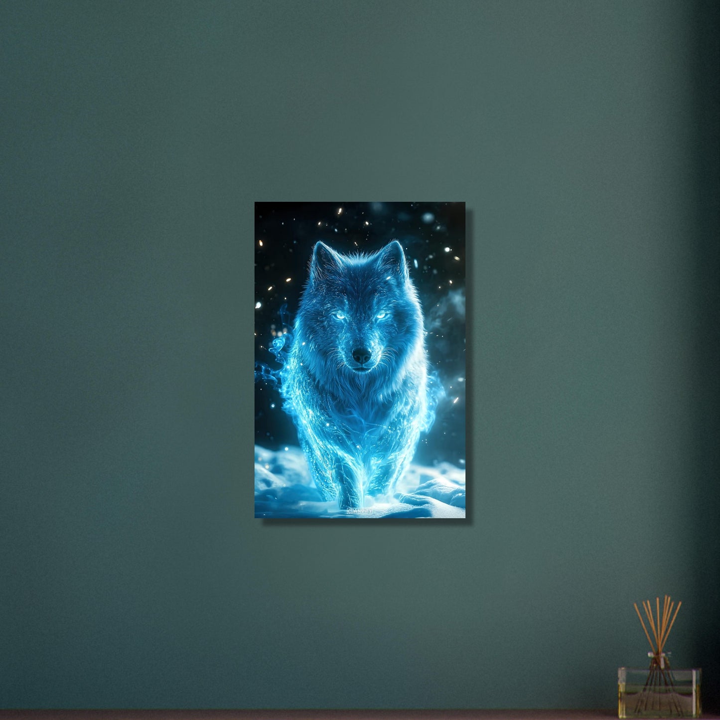 Weißwolf oder Arktischer Wolf genannt in blauer Farbe und elektrisch aufgeladen im Schnee auf Aluminium