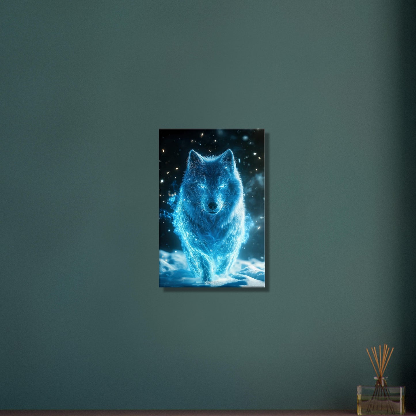 Weißwolf oder Arktischer Wolf genannt in blauer Farbe und elektrisch aufgeladen im Schnee auf einer Leinwand