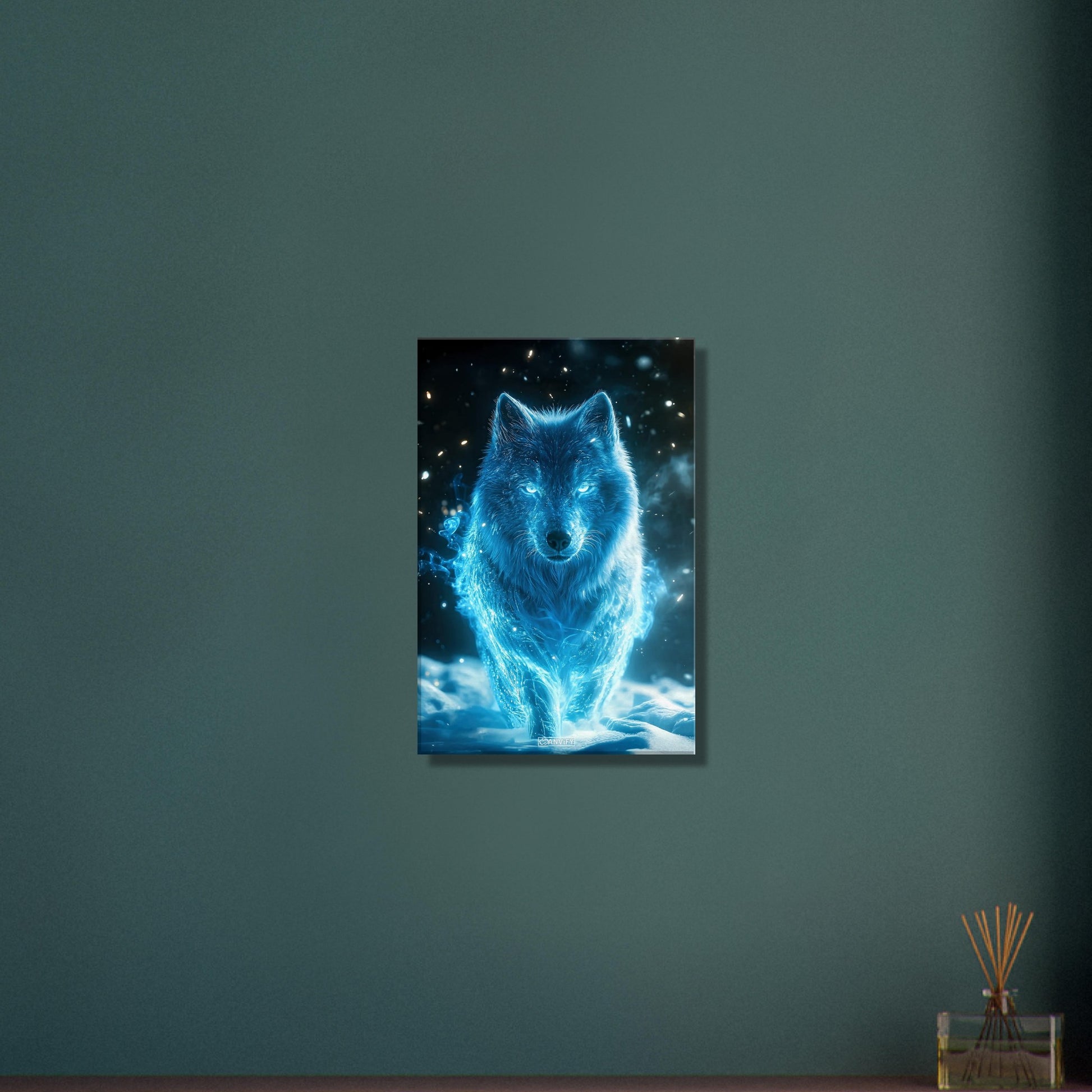 Weißwolf oder Arktischer Wolf genannt in blauer Farbe und elektrisch aufgeladen im Schnee auf einer Leinwand