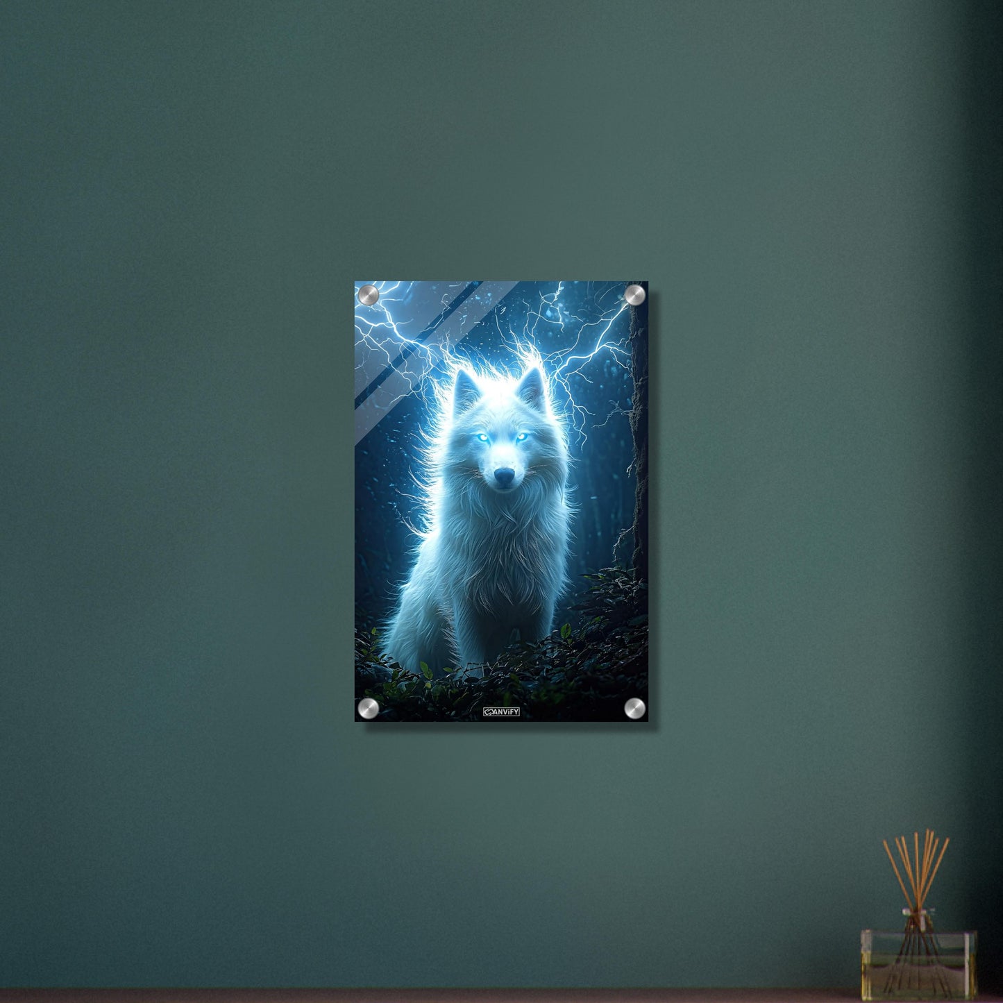 Weißer Polarwolf mit Blitzen im dunklen Wald auf einem Acrylbild