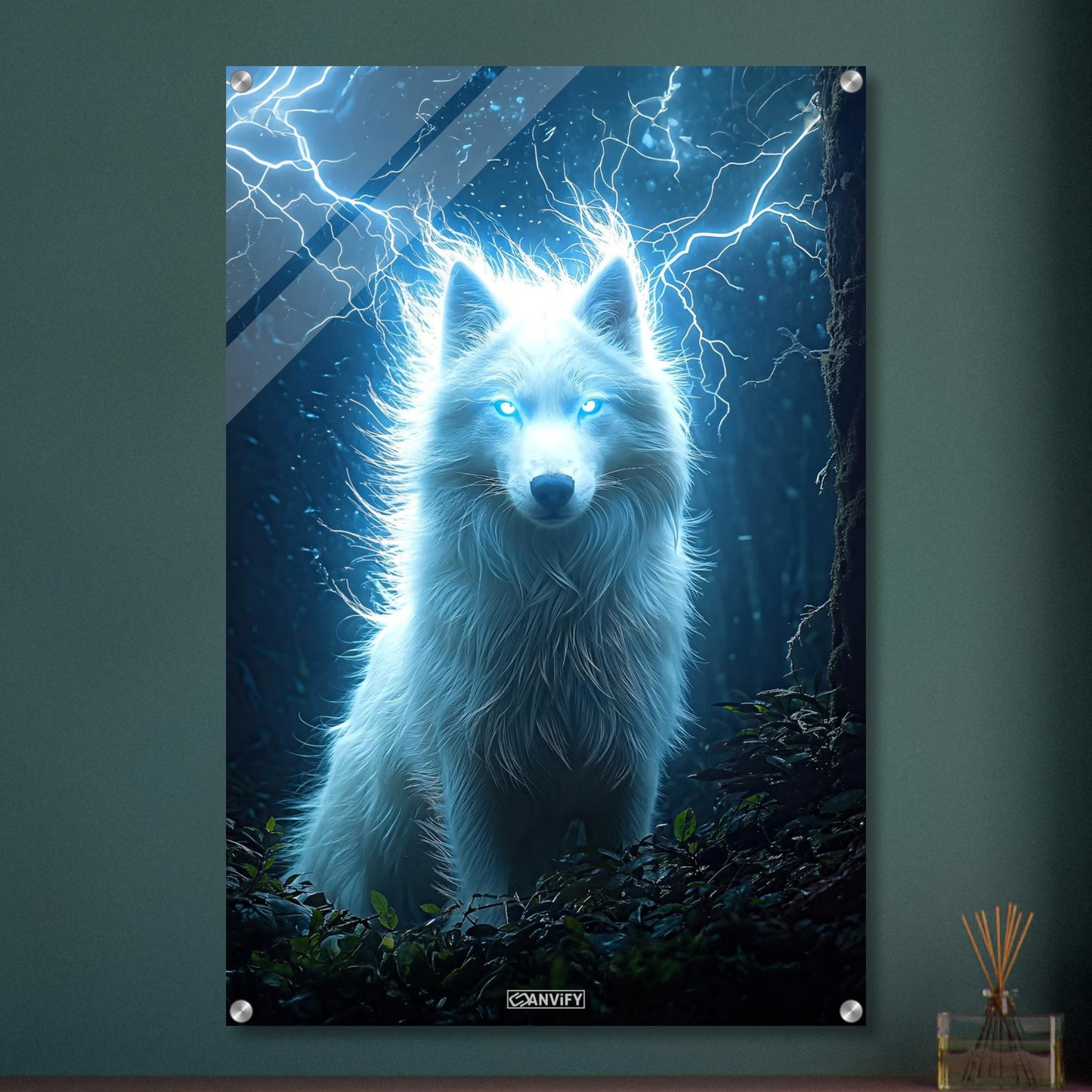 Weißer Polarwolf mit Blitzen im dunklen Wald auf einem Acrylbild